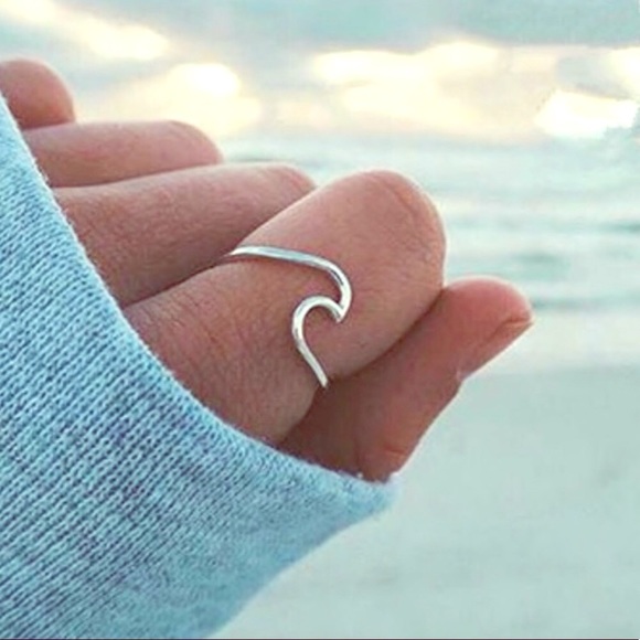 ✨NEW✨3/$20 Silver Wave Ring Dainty sz 6 - Picture 2 of 4